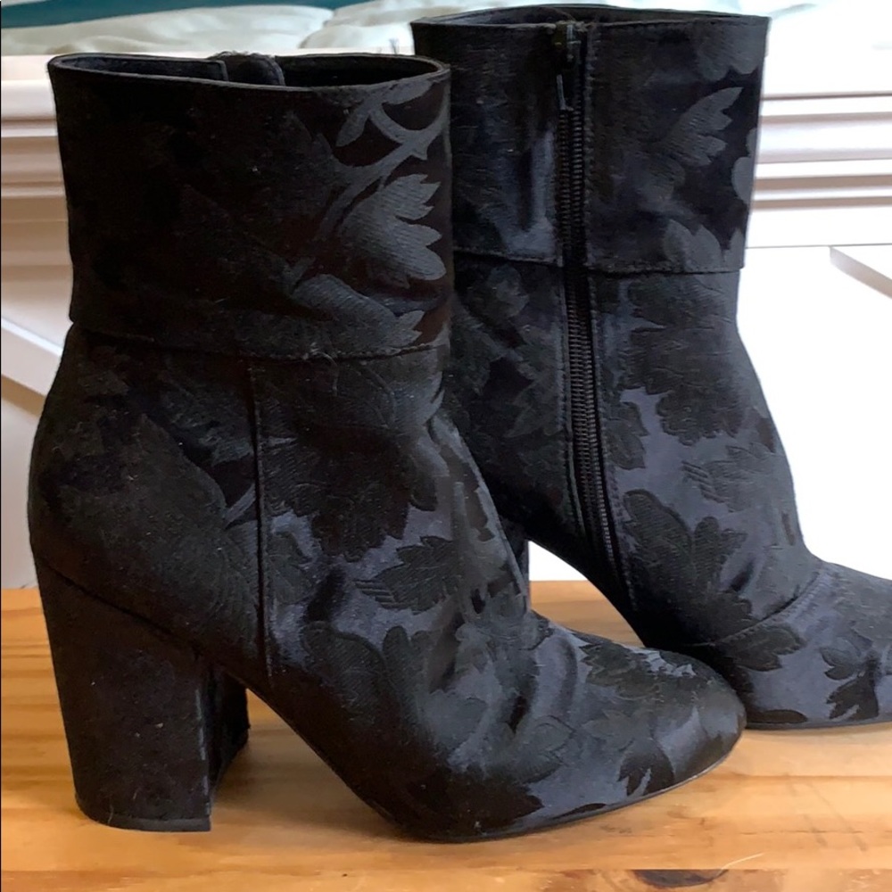 Steve Madden Black Brocade boots